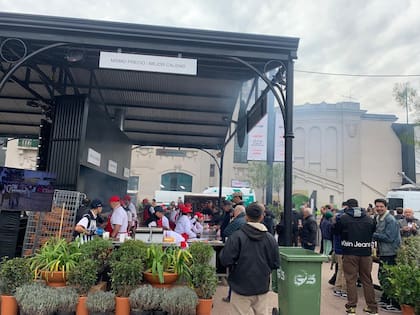 La gente mientras hacía fila para comprar un sándwich