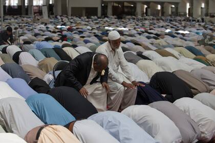 La gente ofreció oraciones durante el primer viernes de Ramadán en Islamabad, Pakistán