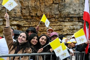 La gente ondea banderas del Vaticano mientras espera la llegada del Papa León XIV antes de su visita a la tumba de San Charbel Makhlouf en el monasterio de San Marón, en el pueblo montañoso de Annaya, el 1 de diciembre de 2025