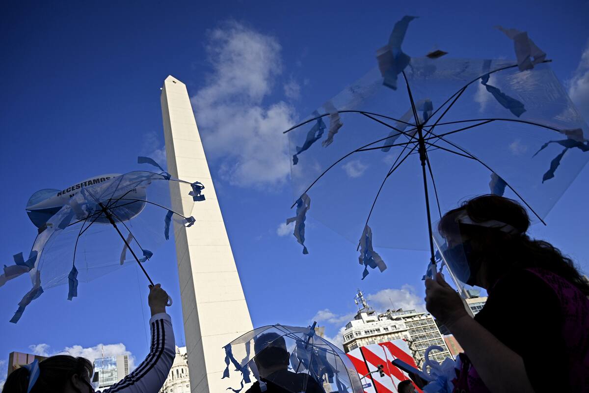 La gente participa en una protesta contra el gobierno del presidente argentino Alberto Fernández por el Obelisco, el 12 de octubre de 2020