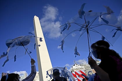 La gente participa en una protesta contra el gobierno del presidente argentino Alberto Fernández por el Obelisco, el 12 de octubre de 2020