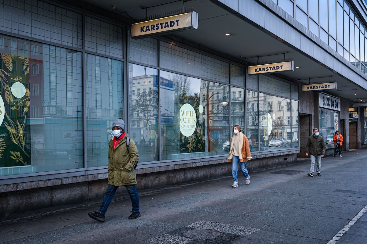 La gente pasa frente a un comercio cerrado en Berlín