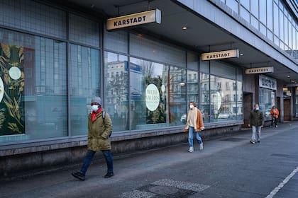 La gente pasa frente a una tienda cerrada en Berlín el 16 de diciembre de 2020