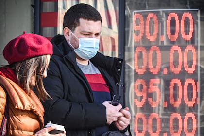 La gente pasa por delante de una oficina de cambio de divisas en el centro de Moscú el 28 de febrero de 2022