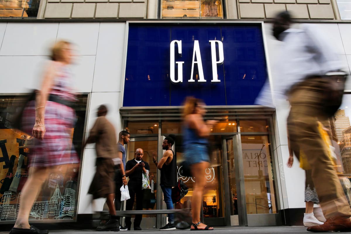 La gente pasa por la tienda minorista de ropa GAP en Manhattan, Nueva York