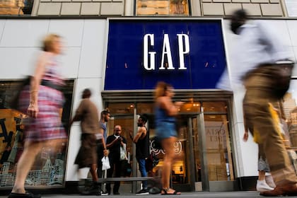 La gente pasa por la tienda minorista de ropa GAP en Manhattan, Nueva York