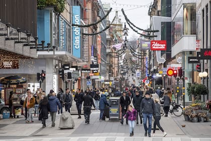 La gente pasea por la calle comercial Drottninggatan en el centro de Estocolmo el 10 de noviembre de 2020