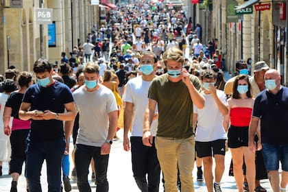 La gente pasea por la principal calle comercial de Burdeos, Sainte-Catherine, donde es obligatorio usar tapabocas
