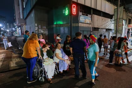 La gente permanece en la calle tras el sismo