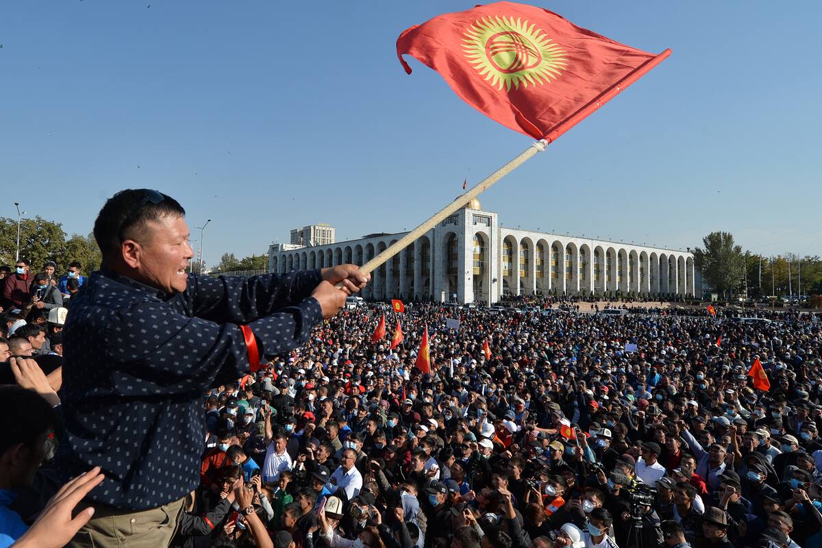La gente protesta contra los resultados de una votación parlamentaria en Biskek el 5 de octubre de 2020