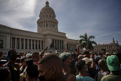 La gente protesta frente al Capitolio en La Habana, Cuba, el domingo 11 de julio de 2021. (AP Foto/Ramón Espinosa)