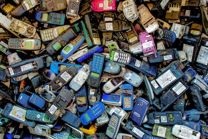 La gente quiere poder cambiarle la batería a sus teléfonos sin tener que tirarlos porque esto no es posible