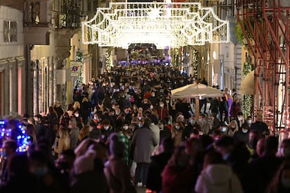 La gente recorre la Via dei Condotti en el centro de Roma para sus compras navideñas el 13 de diciembre de 2020, durante la pandemia de coronavirus