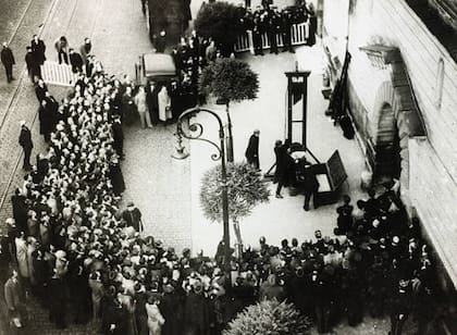 La gente reunida esperando el recorrido de Weidmann hacia la guillotina, el 17 de junio de 1939 (Foto: Getty Images)