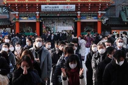 La gente reza con tapabocas el primer día hábil del año en el santuario Kanda Myojin en Tokio, Japón, el 4 de enero de 2021