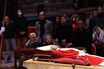 La gente rinde homenaje al difunto Papa Emérito Benedicto XVI mientras su cuerpo yace en la Basílica de San Pedro en el Vaticano, el 2 de enero de 2023