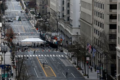 La gente se abre paso a través de las barricadas instaladas antes de la toma de posesión de Joe Biden el miércoles próximo