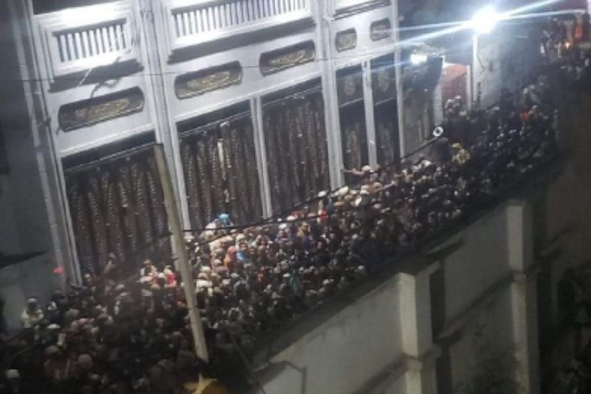 La gente se acumuló en un pasadizo