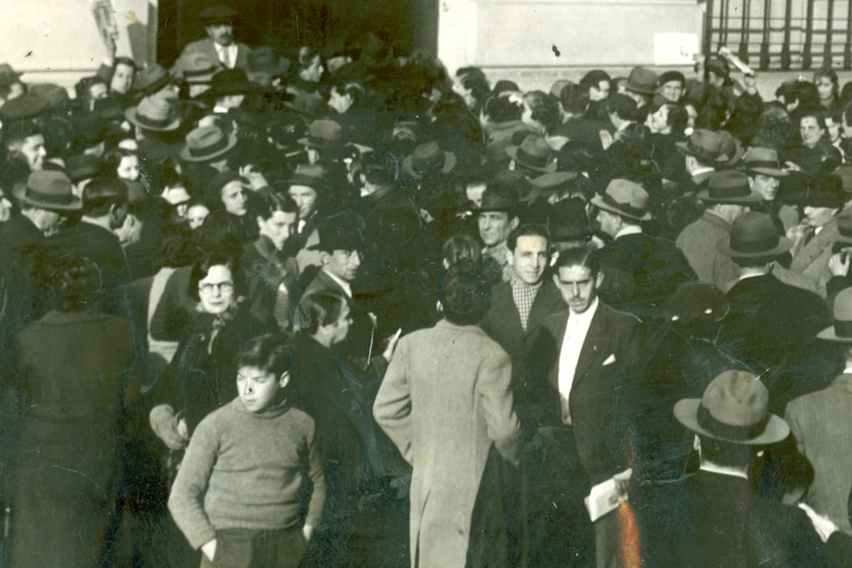 La gente se agolpa en la puerta del viejo Banco Ciudad para retirar sus sobretodos y tapados empeñados