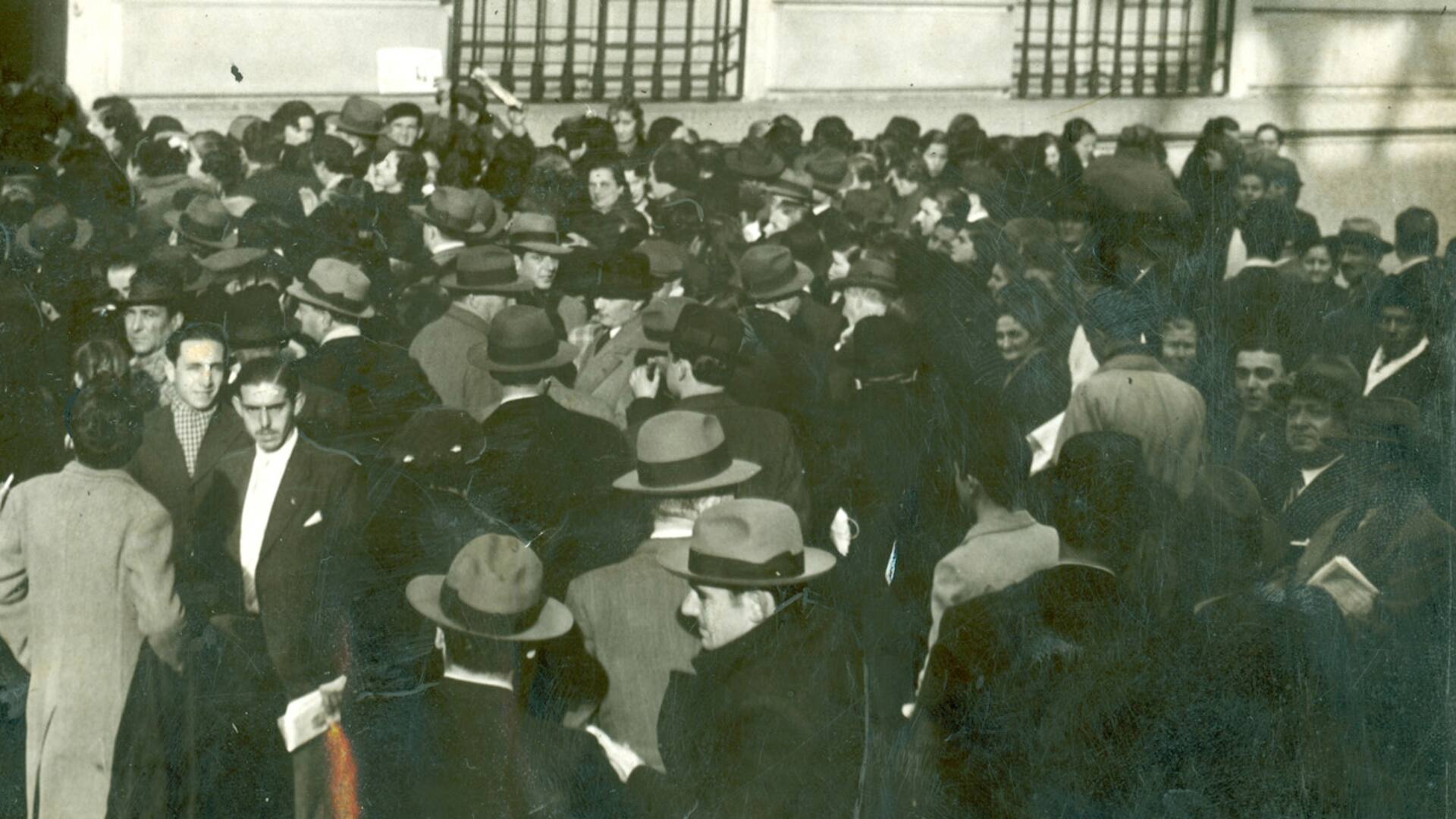 La gente se agolpa en la puerta del viejo Banco Ciudad para retirar sus sobretodos y tapados empeñados