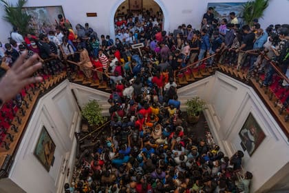 La gente se agolpa en la residencia oficial del presidente Gotabaya Rajapaksa por segundo día tras su asalto en Colombo, Sri Lanka, el lunes 11 de julio de 2022.