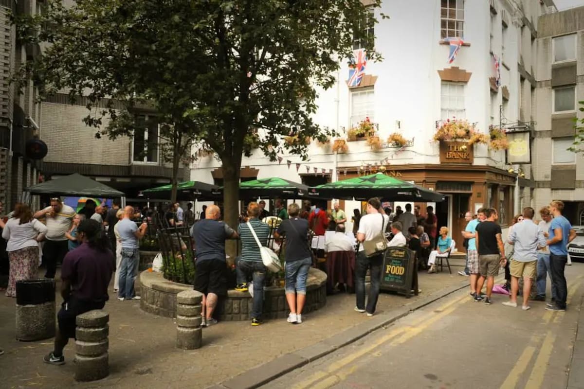 La gente se agolpa en The Bank Tavern, donde hay que esperar hasta cuatro años para encontrar mesa
