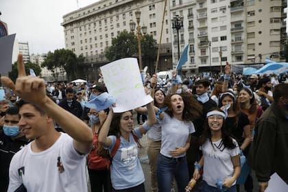 Los convocados llegaron, desde las 15, con pañuelos celestes y carteles