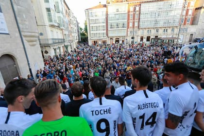 La gente se movilizó a la plaza del Rey San Fernando para presenciar la presentación del plantel