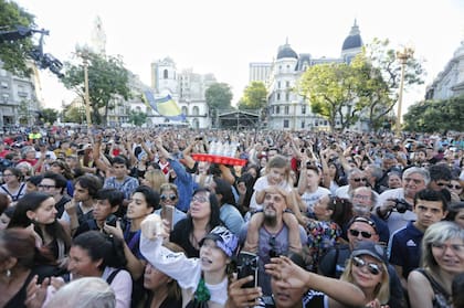 La gente se prepara para cantar Inconsciente colectivo mientras disfruta de un show en Plaza de Mayo