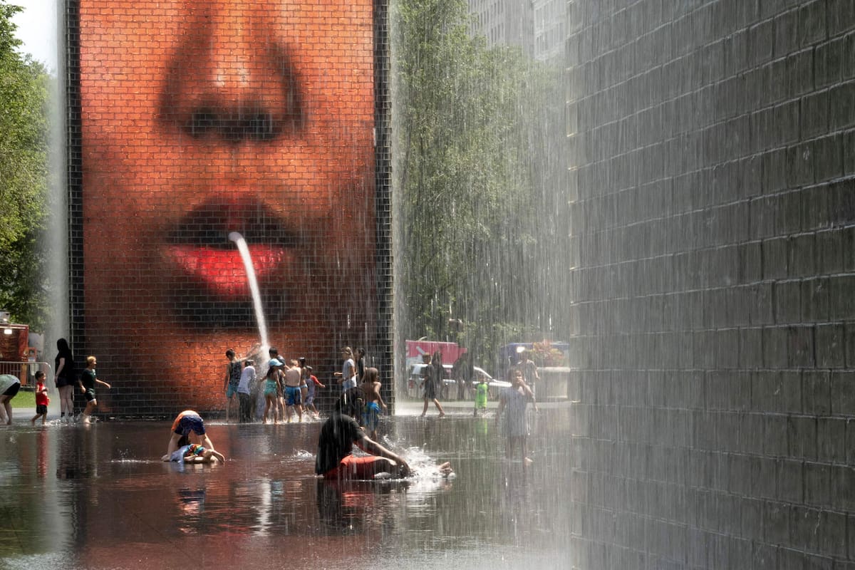 La gente se refresca en Crown Fountain en Millennium Park de Chicago, Illinois