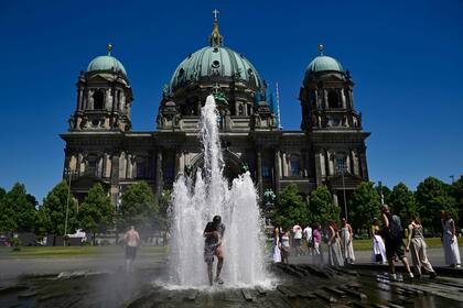 La gente se refresca en la fuente frente a la Catedral en Berlín. Este año el calor ha sido un azote en todo el hemisferio norte.