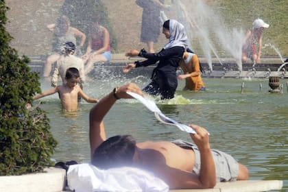 La gente se refresca en la fuente de Trocadero en París, en agosto de 2003, cuando una ola de calor azotó a Francia