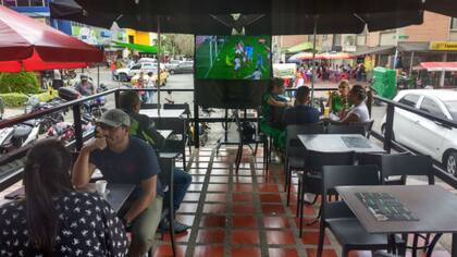 La gente se reúne a ver los partidos del fútbol internacional y local