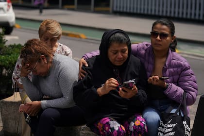 La gente se reúne afuera después de que se sintiera un terremoto de magnitud 7.6 en la Ciudad de México