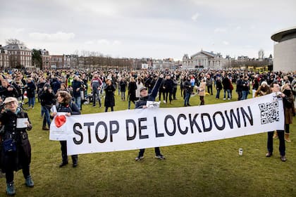 La gente se reunió en la Museumplein de Ámsterdam durante una ceremonia contra el bloqueo impuesto para frenar la propagación de la pandemia del coronavirus y la política del gobierno saliente, el 21 de enero de 2021