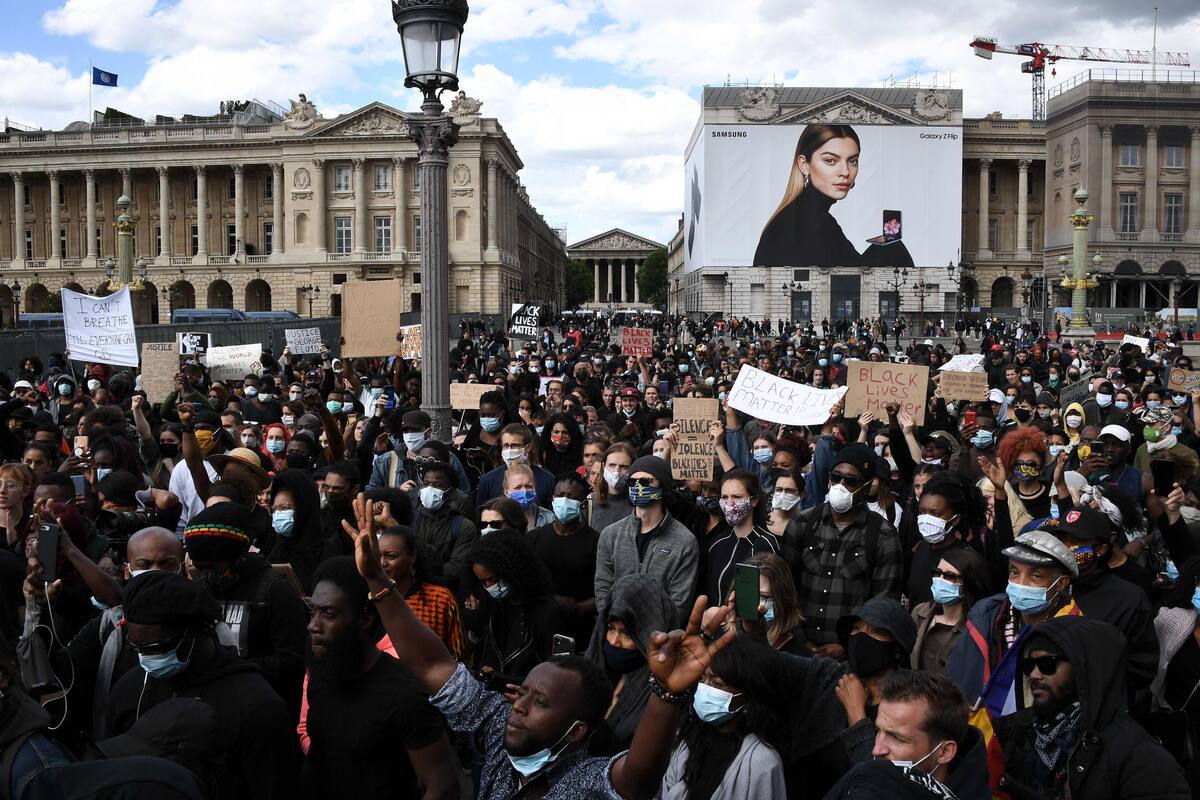 La gente se reúne en la plaza de la Concordia, cerca del complejo de la embajada de EE. UU., En París el 6 de junio de 2020, como parte de las protestas mundiales Black Lives Matter contra el racismo