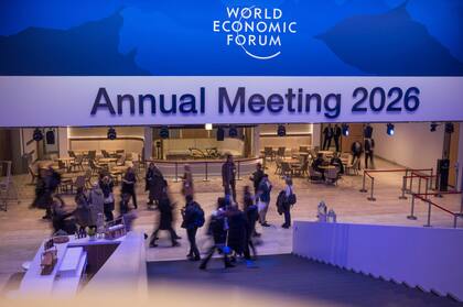 La gente se reúne frente al salón principal del Centro de Congresos, donde tendrá lugar la Reunión Anual del Foro Económico Mundial, en Davos, Suiza, el domingo 18 de enero de 2026