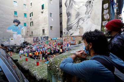 La gente se reúne en Nápoles para lamentar la muerte de Maradona, un patrono del sur italiano.