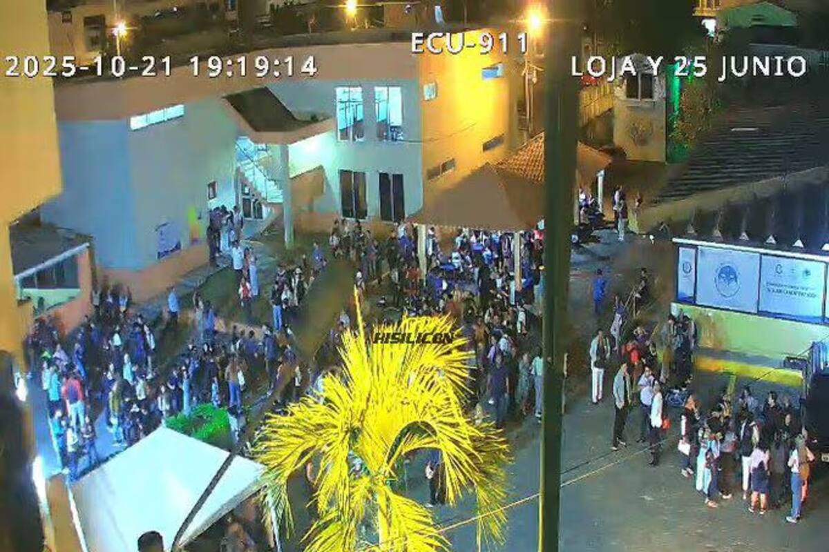 La gente se reunió en lugares al aire libre durante el terremoto en Ecuador