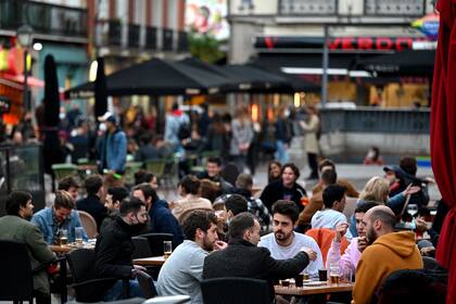 La gente se sienta en la terraza de un bar en Madrid el 12 de marzo de 2021