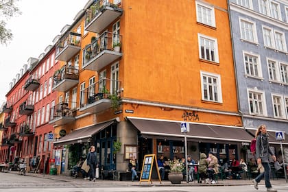 La gente se sienta en la vereda del Café Gavlen después de su reapertura en Copenhague el 18 de mayo de 2020