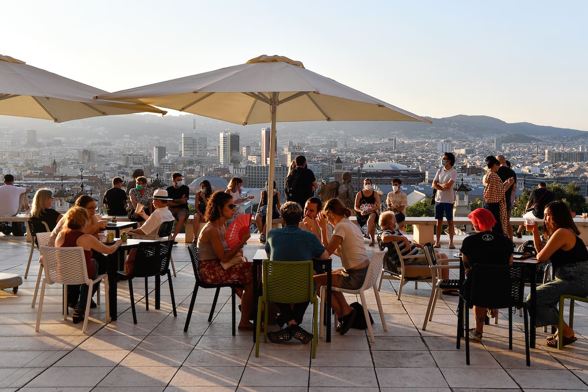 La gente se sienta en un bar cerca del Museo Nacional de Arte de Barcelona (MNAC) el 25 de julio de 2020