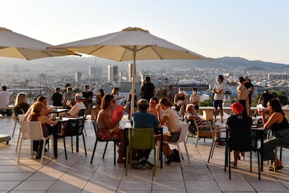 Mesas al aire libre en un bar de Barcelona