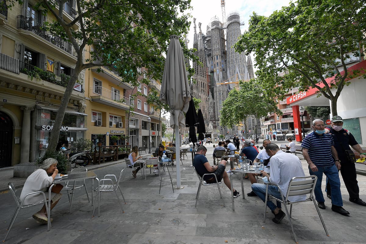 La gente se sienta en un bar con terraza cerca de la Sagrada Familia el 25 de mayo de 2020 en Barcelona