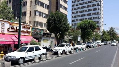La gente tuvo que hacer fila en sus autos en Teherán para cargar gasolina
