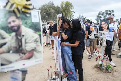 La gente visita el lugar del festival de música Nova, donde cientos de personas fueron asesinadas y secuestradas por Hamas y llevadas a Gaza, en el primer aniversario del ataque, cerca del kibutz Reim, en el sur de Israel, el lunes 7 de octubre de 2024
