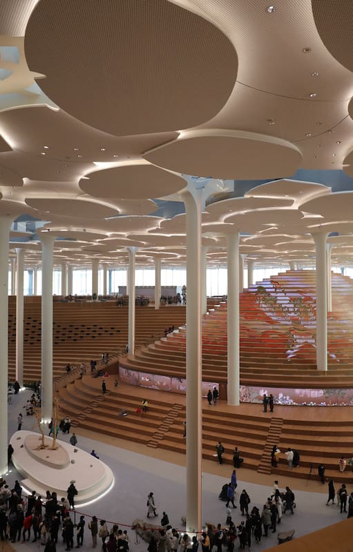 La gente visita la Biblioteca de Beijing, una de las tres principales instituciones culturales de Beijing