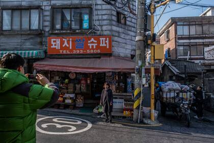 La gente visita Piggy Super, un supermercado en Seúl, Corea del Sur que aparece en la película "Parasite"