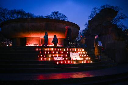 La gente visita un memorial improvisado para las víctimas del coronavirus en Berlín el 24 de enero de 2021