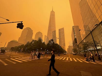 La gente ya comenzó a usar cubrebocas para cubrirse del humo en Nueva York